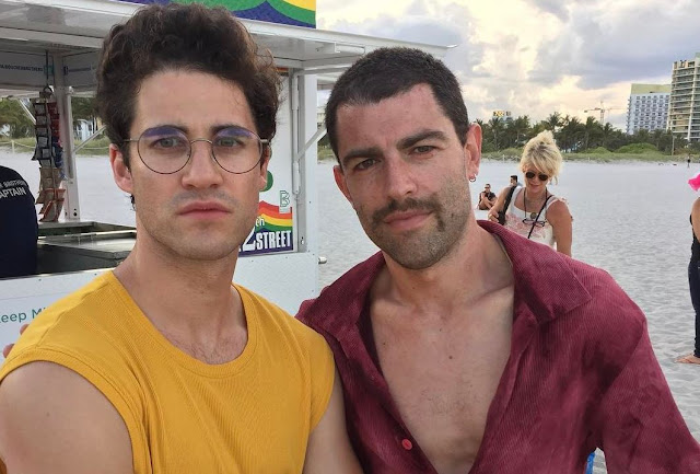 Darren Criss nella prima immagine dal set di ‘The Assassination of Gianni Versace’