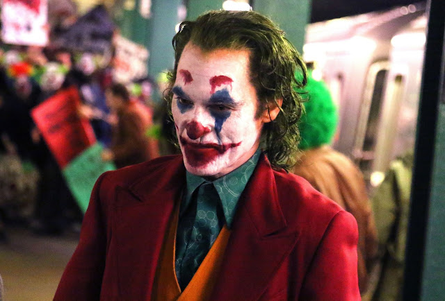 Joaquin Phoenix è il clown del crimine nel primo poster di ‘Joker’, domani il teaser trailer