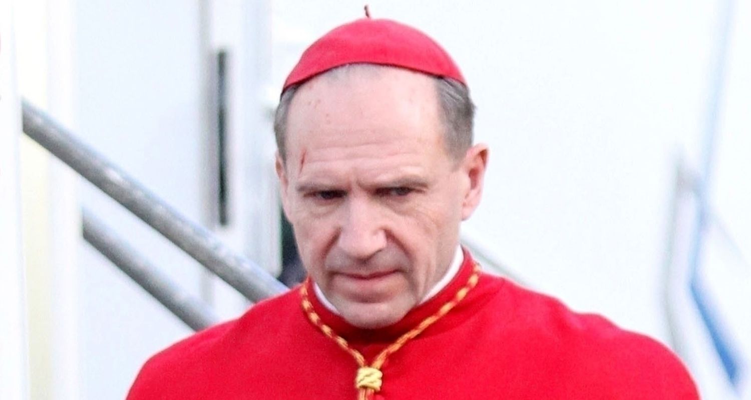 Conclave, prime foto per il film con Ralph Fiennes e Isabella Rossellini