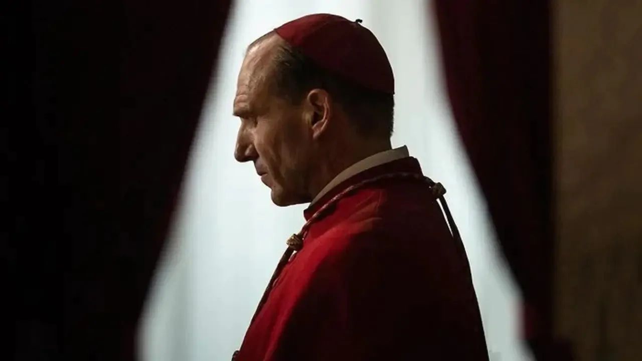 Conclave, ecco il trailer del thriller vaticano con Ralph Fiennes